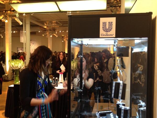 EricaRMetzger's tweet image. Playing for products #unileverswag @CEWInsider #CEWdemo