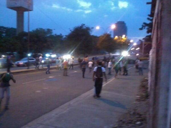 ElUniversal's tweet photo. 7:46 pm Hace minutos en el Distribuidor El Trigal, #Valencia #Carabobo http://t.co/uNZNsD9kMX (vía @caraboboreporta) #5M