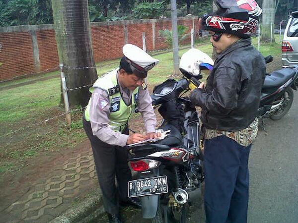 TMCPoldaMetro's tweet image. 07:35 Giat penindakan tilang kendaraan bermotor yg melawan arus lalin di dpn Masjid AT-TIN TMII
