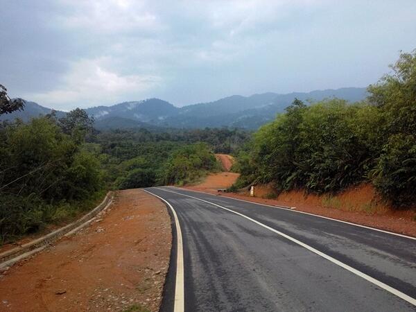 Saat baru saja melintasi perbatasan Kalimantan Barat dan Tengah ....