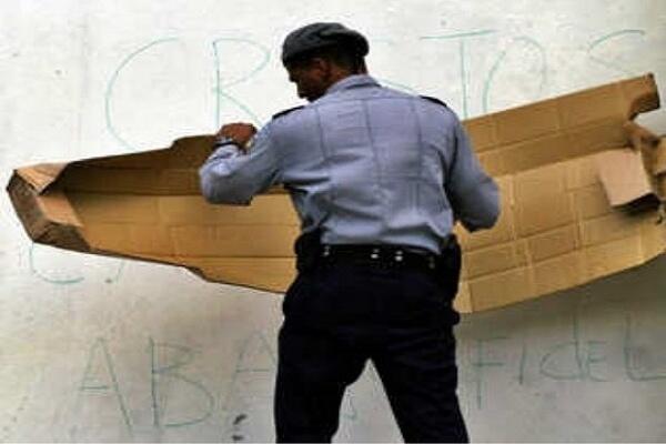 Yusnaby's tweet photo. Desde hace varios días están apareciendo en La Habana carteles con la consigna "Abajo Fidel" via @CubanetNoticias http://t.co/uSOocW5SCv