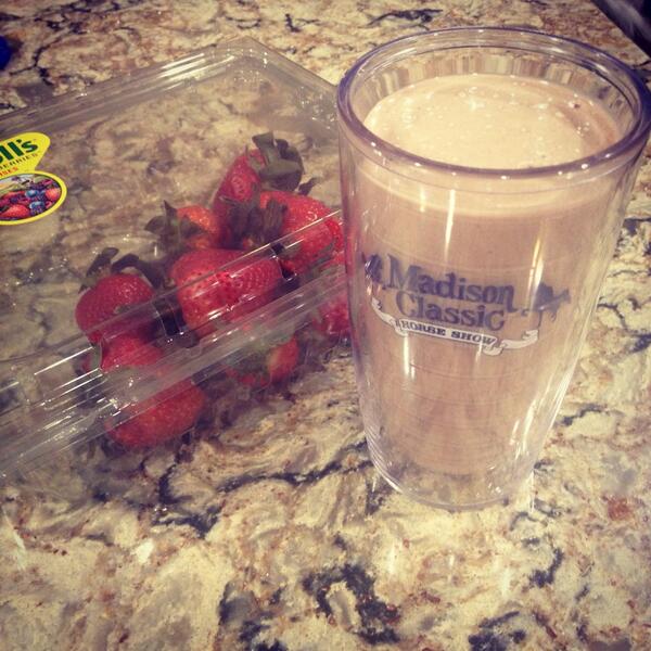 Fitredhead's tweet photo. #twye #pwo optimum nutrition protein shake w/ avocado, almond milk, vanilla, ice, and cocoa. And strawbss #nom 🍓🍓🍓 http://t.co/xoxt6GlvNy