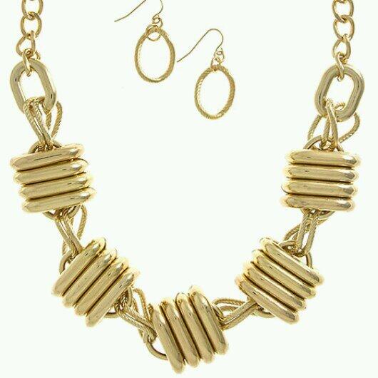 1HouseOfTaylor's tweet image. Sneek peek at our bold new statement necklace that's coming soon. What should we name it? #1hot #necklace