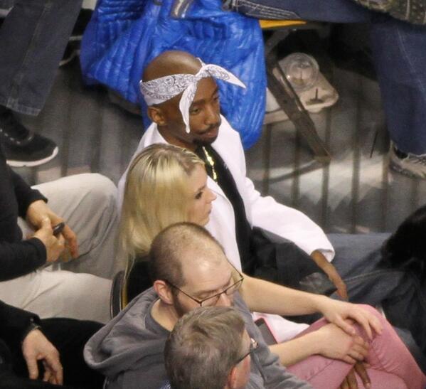 TomLorenzo's tweet photo. Sooooo... RT @KWAPT RT @CLNSRadio 2PAC IS ALIVE!!! #Celtics #Warriors #NBA (@Kyoo/@CLNSRadio) http://t.co/F8vVovRyPW