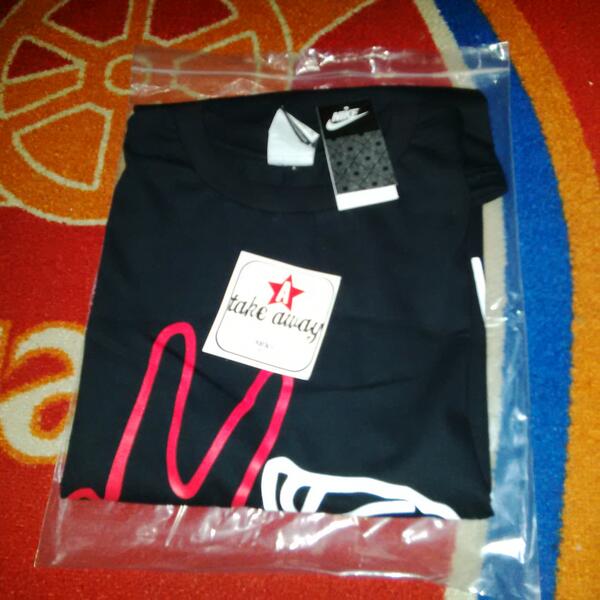 ukhierazak's tweet photo. @TakeAwayStore paketx sdh tiba...mantap tshirtx pas banget dibadan...thanks http://t.co/LBJ9gMeb1H
