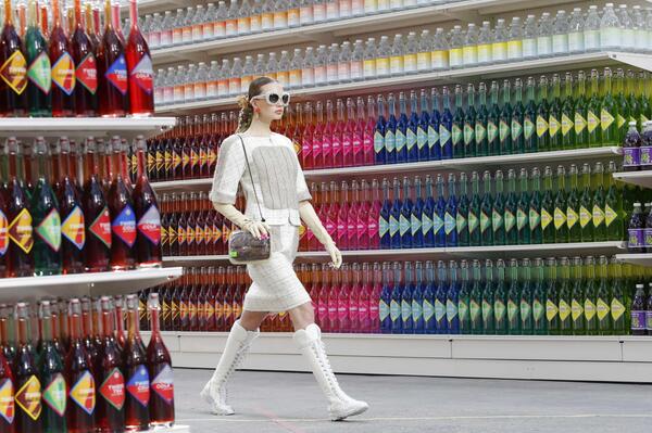 TRNDING's tweet photo. @CHANEL gives us a #chic #supermarket during #Paris #Fashion Week, check it out here: http://t.co/DDjC0NycTg http://t.co/nUfwePTAuv