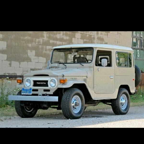 Pour nous c'est #RangeRover, pour eux c'est game over #RetroWednesdays #Retro #RangeRover #Range #1970sInspired #...