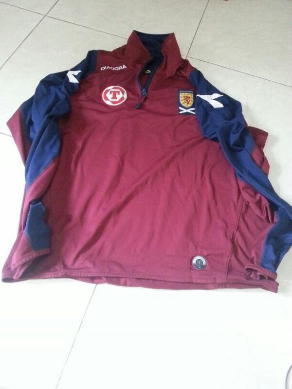 RickiChindra's tweet photo. #681 #jersey4sale tracktop scotland L fit M mint 150 k cp:08999014161 @utdfootball @MURCELATOS @LennonNMe http://t.co/Uk0c3jXVzd