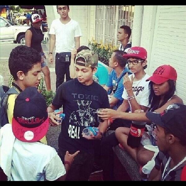 RG4LMundial's tweet photo. Gracias a @nengoflowofficial Que Nunca Se Olvida De Sus Fans y Mando a Repartir Comida Para Todos! HUMILDAD #RT #RT http://t.co/pa6lt4MpGx