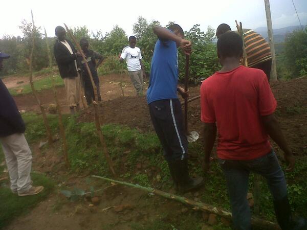 kibumbwesector's tweet photo. @NYAMAGABE @PhilMugisha @MUJYAMBERER
KIBUMBWE#NYAMAGABE intore mu kurwanya imirire mibi! bakora uturima tw'igikoni http://t.co/NejtdQ53zk