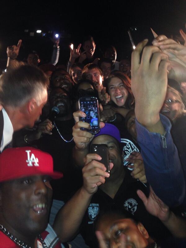 UniversalPicsAU's tweet photo. An impromptu group photo with fans? Only at the Sydney screening of #RideAlong !#RideAlongWithKevin @KevinHart4real http://t.co/rCEMCb9lzJ