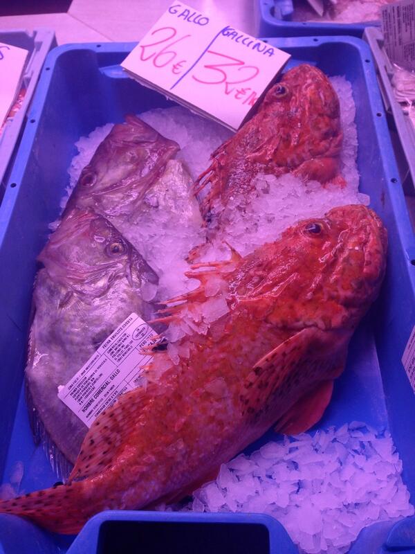 Cómo me gustan los mercados. Cabracho (aquí, gallina) y San Pedro vistos ahora mismo en el Mercado de #Alicante