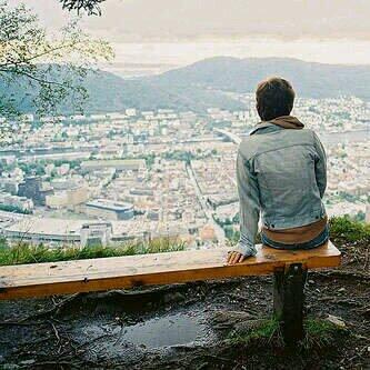 _: ​لا يهمني أمر كل شخص يرحل عن حياتي كل مايهمني أن لا أكون المخطئ بحقہ #حقيقه"