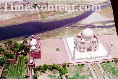 timescontent's tweet photo. #TajMahal in Agra in #India , was built in the memory of Shah Jahan's beloved wife Mumtaz. http://t.co/CDirFykTdz http://t.co/S2N6pXHSkZ
