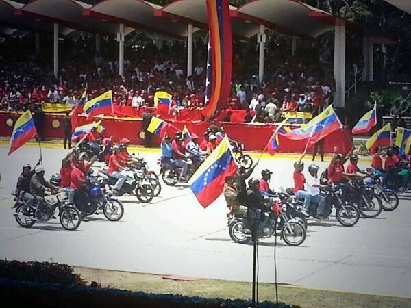 JuventudActivaV's tweet photo. #5M marcharon en honor al difunto y esta noche atracan y matan en honor a Maduro. #CocoChataing #ConcluRUPTURA http://t.co/tjsPd0PXMx