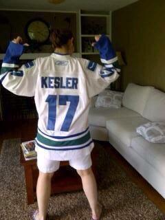 sanderella007's tweet photo. "@priddyfly4awifi: .@Ryan_Kesler I know a girl in KW who's pretty happy you're still a #Canuck http://t.co/i56F2nhZPn"HELLS YA!!