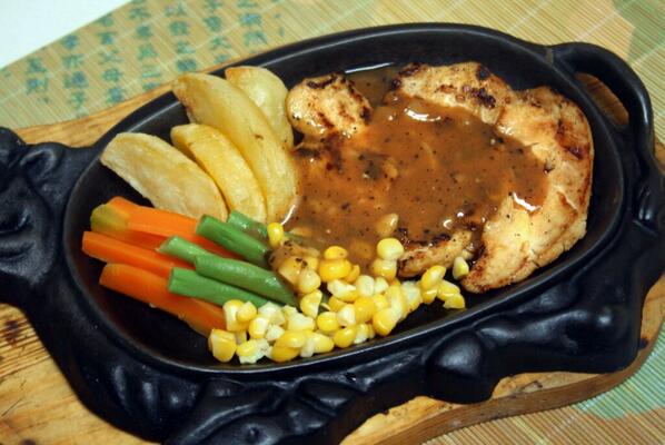 MyKitchenSolo's tweet photo. merapat yukkk ke My Kitchen, ada disc 20% untuk pembelian chicken steak crispy loh `` cuma di My Kitchen o_O http://t.co/E9mycAe4wD