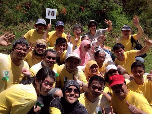 RiriDhani's tweet photo. Mata berlipstick, baju dan rambut bertepung BUT it was FUN, FUN, FUN!! Great show @scac_2014 #group1 #scac2014 http://t.co/Y0D5DBm9b1