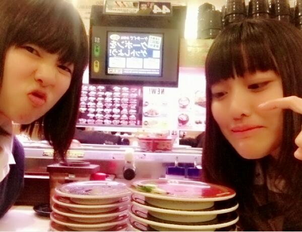 西村 あかね Auf Twitter あやのとくら寿司なう 写真とってたらいつの間にか変顔に 笑 さすがうちら 笑 Http T Co 0kopgswchy