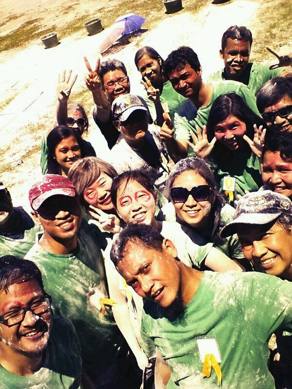 daustch's tweet photo. #group5 winning together pose with #tongsis after the wheat flour war @scac_2014 http://t.co/o7N2k2h9OS