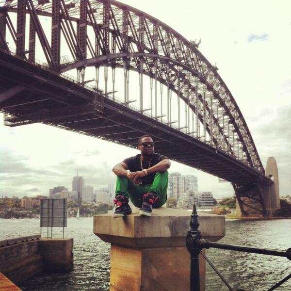 UniversalPicsAU's tweet photo. Taking over #Sydney! @KevinHart4real visits the Sydney Harbour Bridge #RideAlongWithKevin @Australia http://t.co/aBs6URP9dn