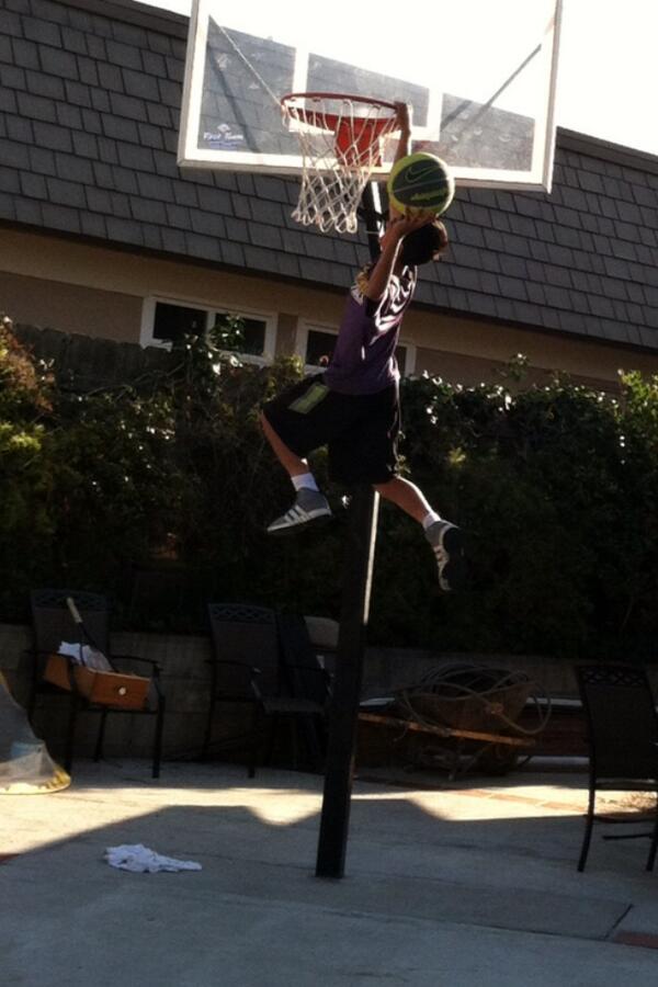 KimoFerrari's tweet photo. Dunking is fun http://t.co/c0AqcNE9tr