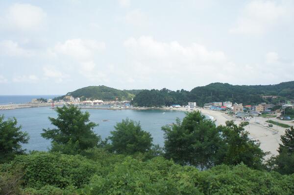 삼척시의 장호 항구 입니다. 항구 주변에 바위산, 절개지가 있어 경관이 매우 좋습니다 ^^ #삼척 #항구 <영화찍으러 강원도에 가자! : gwfilm.kr/?c=newlocation…>