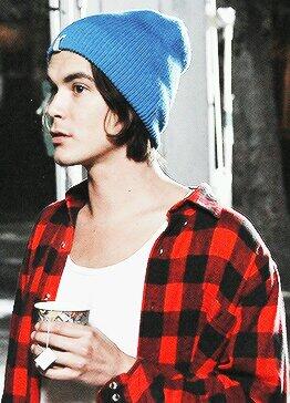 Effola's tweet photo. La mattina é migliore da quando ho te come sfondo ♥ #pll #calebrivers #tylerblackburn http://t.co/CggbeRh7zm