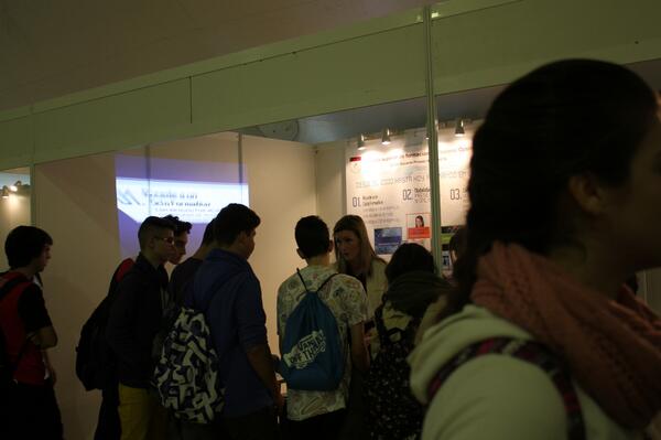 AcademiaOptima's tweet photo. Nuestro Stand recibe medio centenar de estudiantes interesados en nuestros #ciclosformativos #online  #gradosuperior http://t.co/2Gq59AVPj5