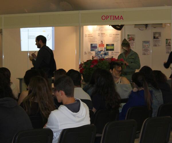 AcademiaOptima's tweet photo. Las Fuerzas Armadas se interesan por los #ciclosformativos #online como completos de Carrera Profesional http://t.co/m0UXD7a5MV