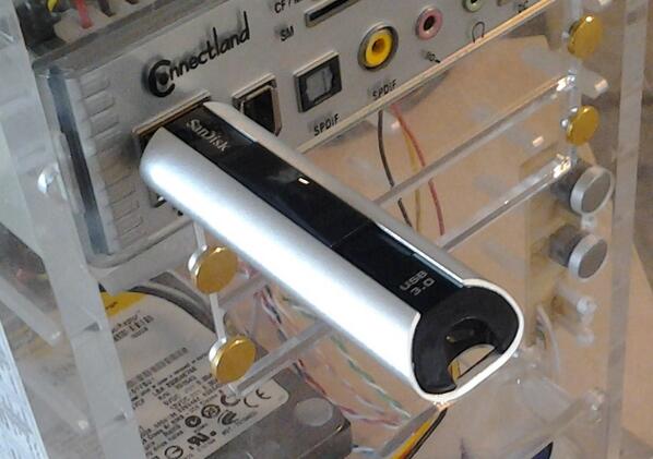 01net's tweet photo. La nouvelle clé USB 3.0 de SanDisk est arrivée au #01Lab. 128 Go et des débits annoncés jusqu'à 260 Mo/s. http://t.co/BrjLgQbHyG