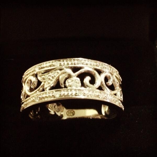 Gidget09's tweet photo. Love my ring for my 50th xxx @shazza_xx1 @sarinalatese http://t.co/AeQSY5Si7j