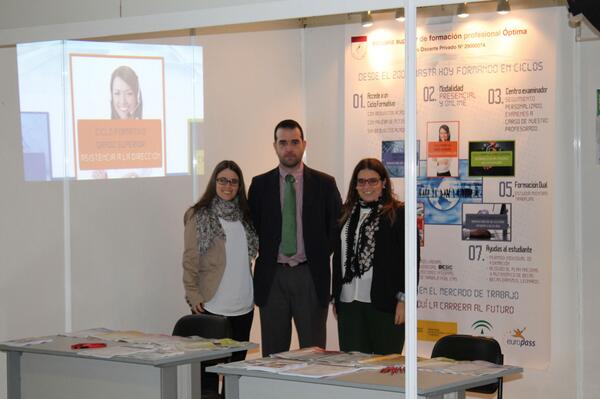AcademiaOptima's tweet photo. Nuestro equipo en #Estepona para hoy es @aj_martinbejar @rociomanzcas @patri_us http://t.co/fcj4MlXFHf