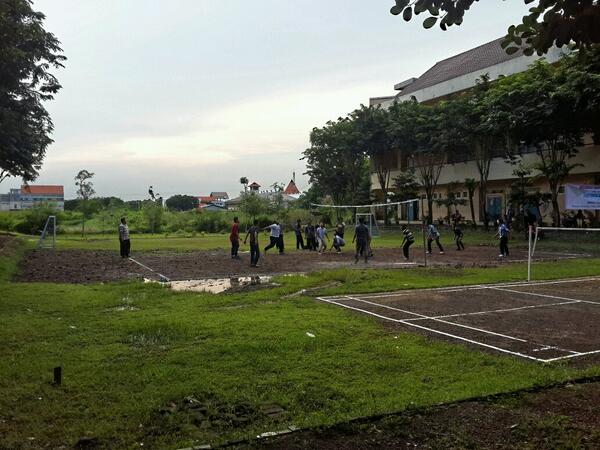 TCCUP_2014's tweet photo. Suasana pertandingan voli antara @2010_TC VS @TC_telulas. Skor sementara 7-7 @hmtc_its #TCCUP14 http://t.co/B7VfdY4DKW