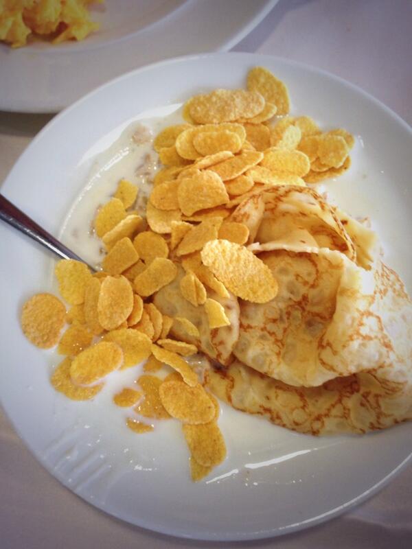 bredbypajken's tweet photo. Vad äter man innan start? @BjornFerry har tankat med havregrynsgröt toppat med cornflakes och en pannkaka. #twittgröt http://t.co/9JTOu8kVCp