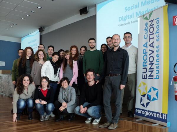 Gianps's tweet photo. Gran bel gruppo a Bologna per il Master in Social Media + Digital Marketing #eu3smm di @Eurogiovani http://t.co/FBksGRpyKl
