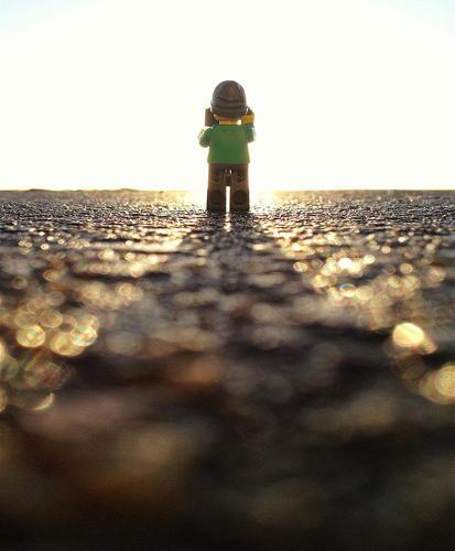 PHOTONONSTOP's tweet photo. Le photographe #AndrewWhyte prend des photos d'un Lego photographe. 
http://t.co/U7LBOlR3jx http://t.co/hVBdxqsi5o