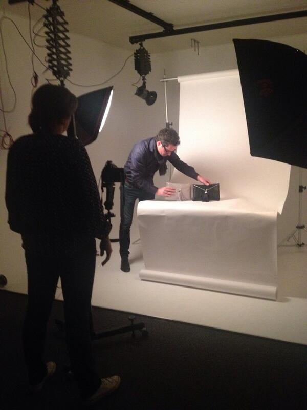 Info_milano's tweet photo. #Marinamilano achter de schermen #tassen fotograferen http://t.co/AIiGx4T9OL