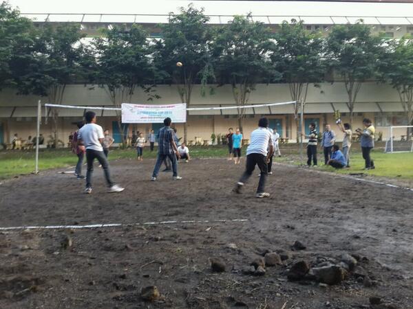 TCCUP_2014's tweet photo. Set-1 @2010_TC VS @TC_telulas dengan skor sementara 15 - 20 @hmtc_its #TCCUP14 http://t.co/DLjLrsf5m6