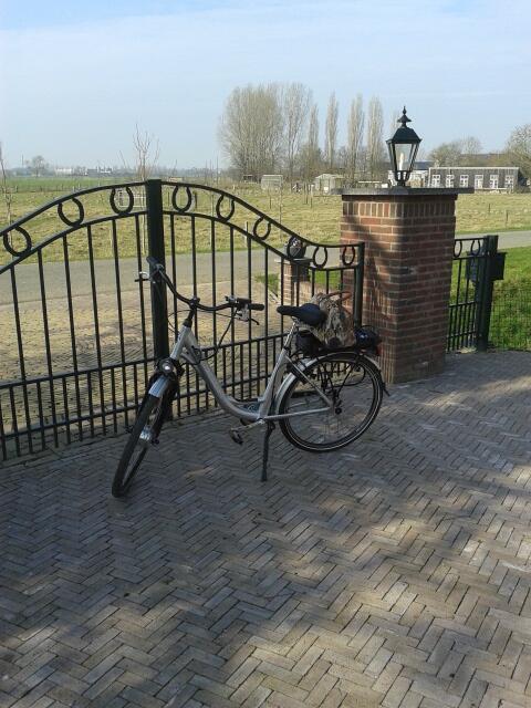 BronkhorstDT's tweet photo. Nu op m'n nw #Ebike naar Bronkhorst. Is toch 3.88 km.! #benvanmngeloofgevallen http://t.co/550eSV9Kfe