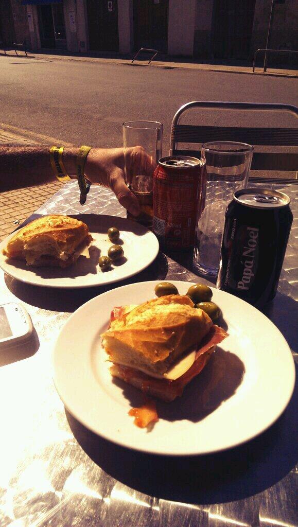 cucamolla's tweet photo. Bokadillo prenguent es soleet a kan sinto amb en @miquelangelmr , deliciós!!! http://t.co/jXyFYTe19F