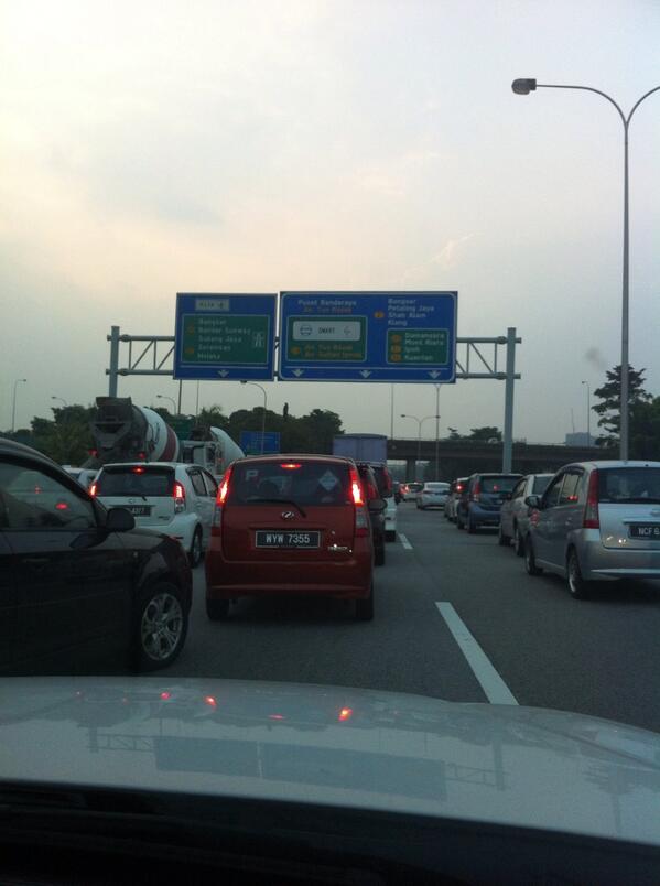 kennethnorman's tweet photo. Anyone knows what happen to east-west link expressway? #Massivejam to standstill. More than 1hour! #kualalumpur http://t.co/34VLb0N754