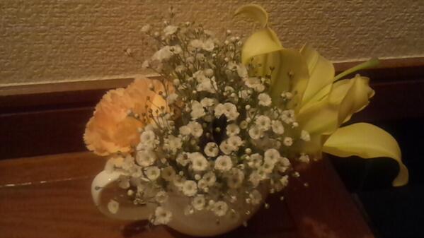 ay_0_27's tweet photo. 　
朝忘れないように
玄関に生花おいておこう

そしてピノ食べよ http://t.co/oJgcldoupY