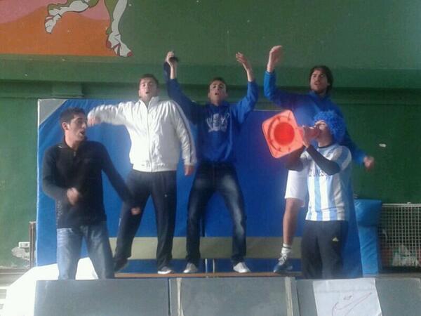 PabloGBonilla's tweet photo. Teatrillo acabado!!! Muy buena señores!! @pabloaranda19 http://t.co/UgJ2XkZhz0