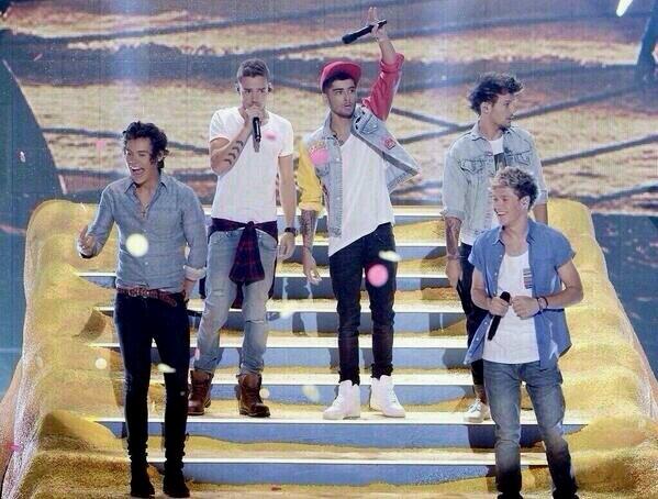 D97m98Smile's tweet photo. 1Dどーん

 #Vote1DUK#KCA http://t.co/cDVUZvApDp