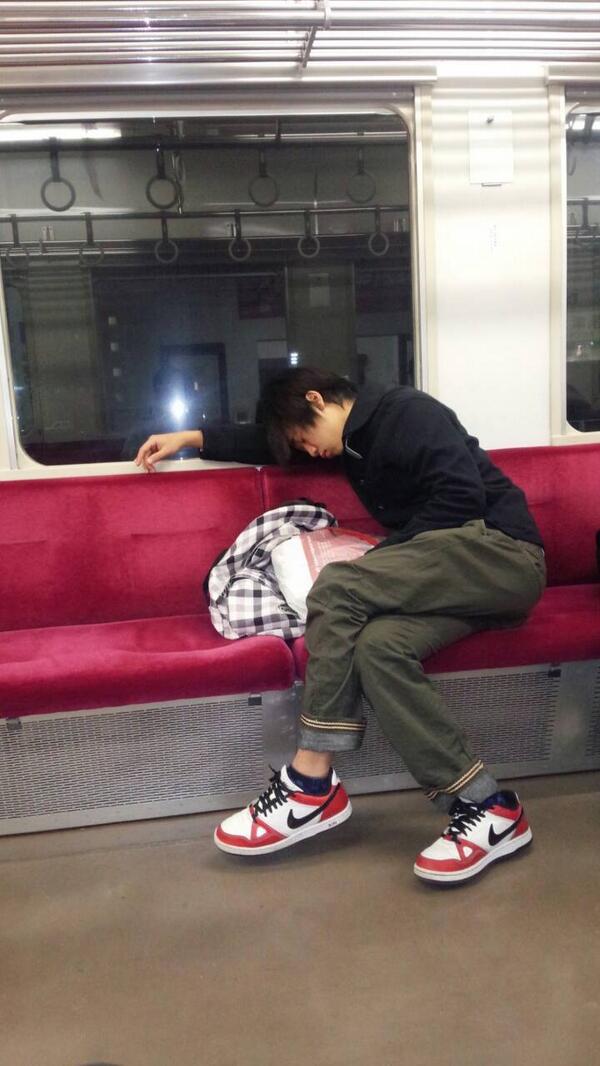 djoctopus1203's tweet photo. 勃起を隠す貴之。
けしからん。 http://t.co/nzAP4Tk5aV
