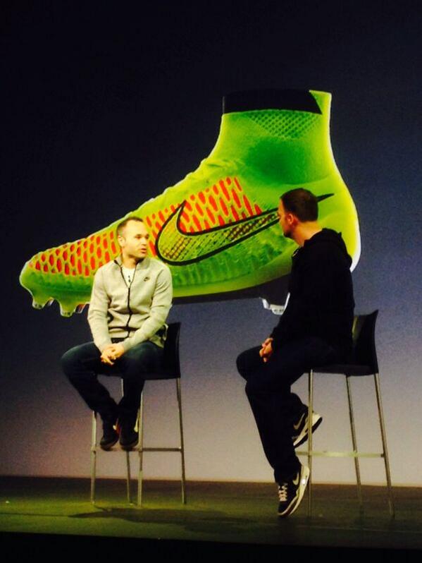 FCBarcelona_es's tweet photo. #FOTO @andresiniesta8 en la presentación de las nuevas #magista de @nikefootball http://t.co/N4RGvjax8X