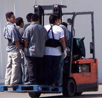 ToyotaEquipment's tweet photo. Photo of the Day: Stupid in a group doesn't make it less stupid http://t.co/JOYCehJD8s #forklift #safetyfail http://t.co/39uXIepQ2C