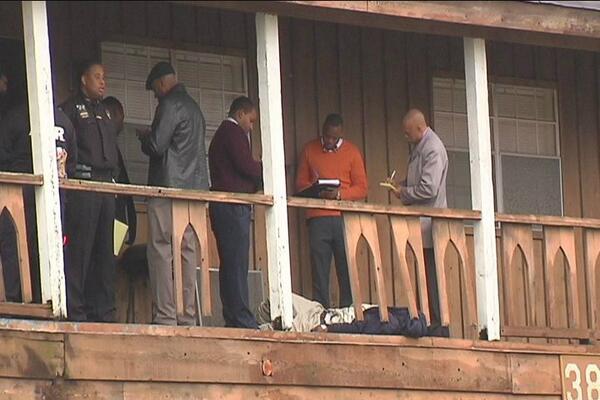 CherylLasseter's tweet image. WATCH AT NOON: Burglary suspect takes a bullet from apt resident, collapses &amp;amp; dies on balcony: msnewsnow.com/story/24905081…