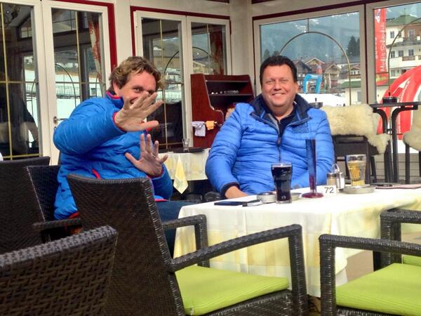 The men in Blue 😉"<a href="/jansmit/">JAN SMIT</a>: <a href="/gerardjoling/">Gerard Joling</a> Ze zitten nog steeds te wachten... #MooiLeven "